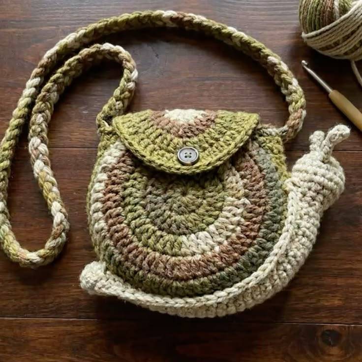 کیف دوشی بافتنی طرح حلزون سبز