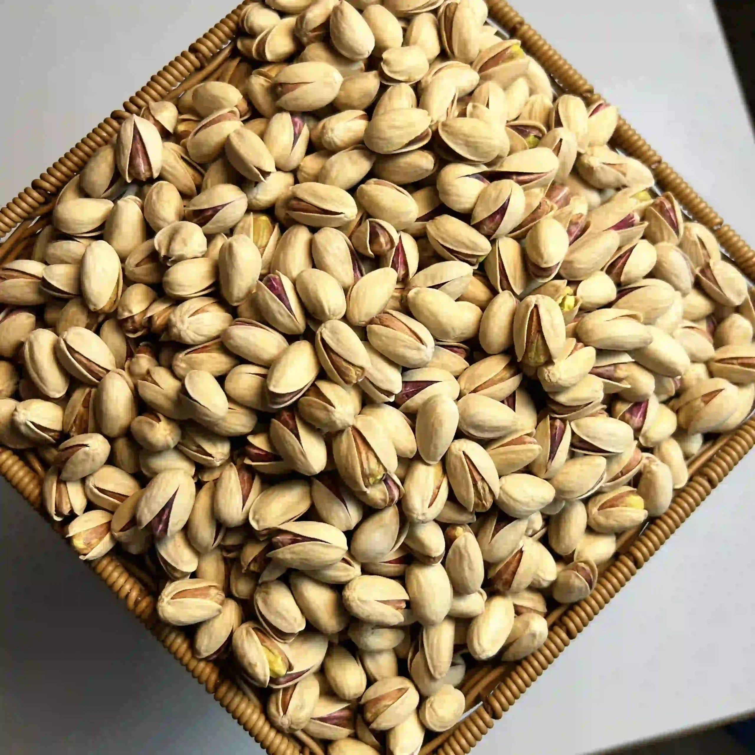 پسته احمد آقایی دست چین + کیفیت ممتاز برای تجارت + قیمت و خرید عمده