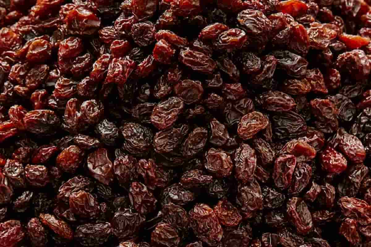 کشمش پلوی سمنانی تهیه شده از انگورهای خشک شده مرغوب