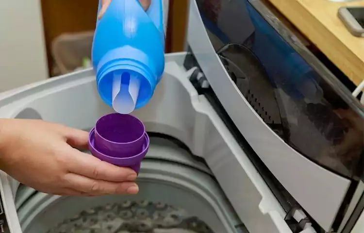 مایع لباسشویی حاوی نرم کننده با رایحه خوش و ملایم
