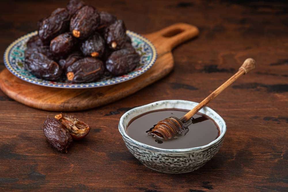 شیره خرما محلی با شیرینی طبیعی خرمای رسیده