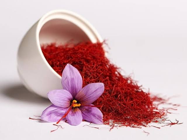 زعفران نگین مشهد با عطر قوی و رنگ دهی مناسب