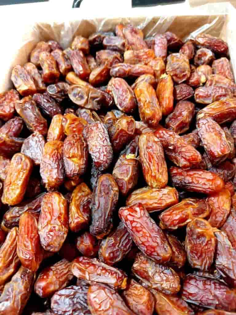 خرما پیارم طبس بهترین همراه برای وعده های عصرانه و چای